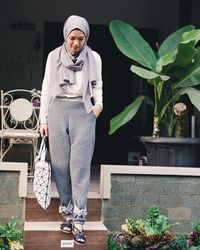 Foto Inspirasi Gaya Hijab Istri Ricky Harun Untuk Kamu Yang Baru