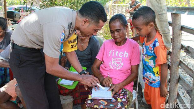 Polisi Ini Jadi Guru Warga Buta Aksara di Perbatasan Timor Leste