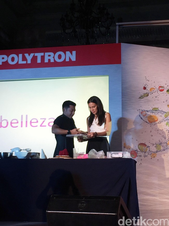 Sophia pun menawarkan diri untuk membantu Nicky. Waduh, saya jadi grogi nih, kata alumnus jurusan patisserie di Technical and Further Education (TAFE) College, Perth, Australia. Foto: Daniel Ngantung/Wolipop