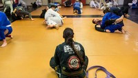 Aku akan pergi ke dojo dan berlatih jiu-jitsu. Dengan begitu, aku tidak bisa memikirkan hal-hal buruk karena pikiranku dipenuhi dengan berbagai trik untuk bisa lepas dari pitingan dan bantingan lawan, papar wanita berusia 33 tahun ini. (Foto: Jane Cowan/ABC Australia)