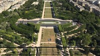 Foto: Dari sisi yang berbeda, kita bisa melihat Taman Champ de Mars yang menghampar di depan Menara Eiffel. Taman ini terlihat asri dengan pepohonan hijau yang ada di bagian kanan dan kirinya (Toriq/detikTravel)