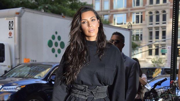 Bikin Netizen Bingung, Kim Kardashian Pamer Foto Semangka Berwarna Oranye