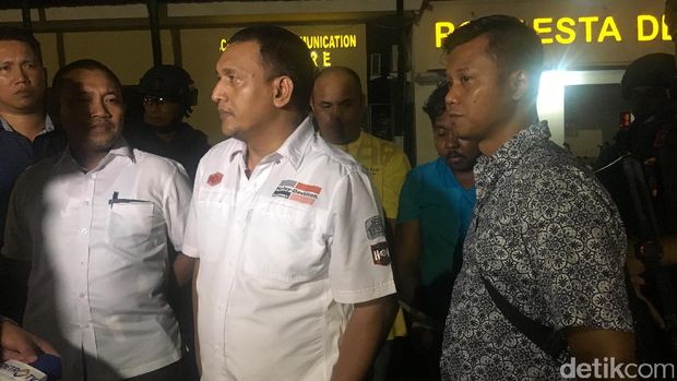  Foto dari kiri ke kanan: Kasubdit Jatanras Ditreskrimum PMJ AKBP Hendy F Kurniawan, Kasat Reskrim Polres Jaktim AKBP Sapta Maulana dan Kasat Reskrim Polresta Depok Kompol Teguh Nugroho.