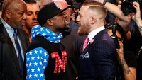 Floyd Mayweather (kiri) dan Conor McGregor (kanan) terlibat perang kata-kata di Staples Center, Selasa (11/7/2017). Lucy Nicholson/Reuters.