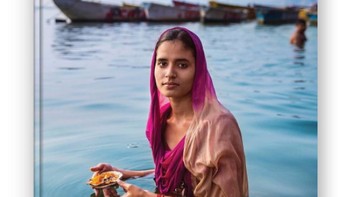 Buku karya fotografi Mihaela yang telah dijual dan memuat foto-foto eksklusif. Foto: instagram