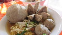 Kalau suka dengan bakso plus rusuk iga, datang saja langsung ke Bakso Rusuk Samanhudi ini. Bakso urat dipadukan dengan potongan rusuk dengan balutan daging lembut. 
