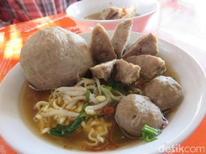Dijamin Enak! 5 Warung Bakso Legendaris Ini Sudah Ada Puluhan Tahun
