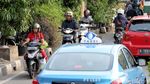 Tidak Takut Bahaya, Pemotor Nekat Melawan Arus
