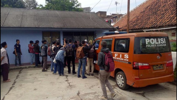 Densus 88 Geledah Rumah Abu Umar di Cianjur