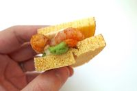 Di Resto Ini Roti Diganti dengan Cake untuk Mengapit Lembaran Daging