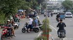 Tidak Takut Bahaya, Pemotor Nekat Melawan Arus