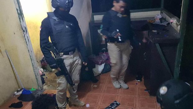 Pesta sabu digelar di sekitar turunan Tol Plumpang dan disita sisa-sisa alat hisap sabu.