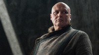 Konflik yang terjadi di season ini menjadi lebih seru melihat persaingan antara dua musuh abadi yakni Varys (Conleth Hill) bersama Daenerys dan Petyr Littlefinger Baelish (Aidan Gillen) bersama Sansa. Helen Sloan/HBO