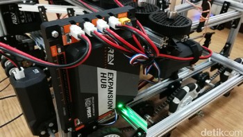 Dan, terakhir Robot Lifter untuk mengangkat tubuh robot dari tanah sebagai menghindari banjir. Foto: detikINET/Muhammad Alif Goenawan