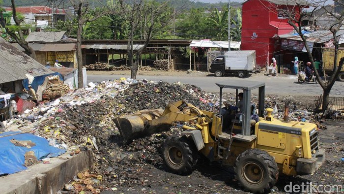 Petugas Angkut Tumpukan Sampah di Pasar Baleendah Bandung