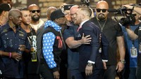 Panitia berusaha memisahkan kedua petinju tersebut. Gary A Vasquez/USA Today Sports/Reuters.