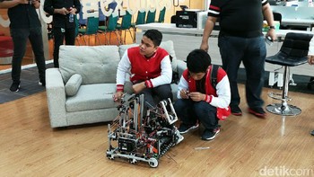Kedua, Ball Collector, mengumpulkan semua bola warna biru dan orange masuk ke dalam robot. Ketiga Ball Lifter untuk mengangkat bola ke atas. Foto: detikINET/Muhammad Alif Goenawan