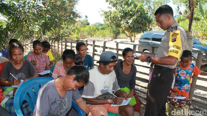 Polisi Ini Jadi Guru Warga Buta Aksara di Perbatasan Timor Leste