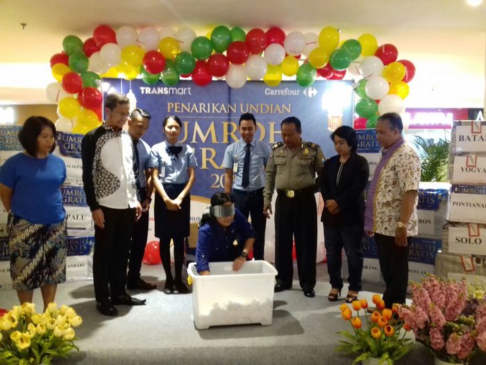 Penarikan kupon undian umrah gratis (Foto: Dok. Transmart Carrefour) Penarikan kupon undian umrah gratis (Foto: Dok. Transmart Carrefour)