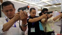 Sejumlah pengunjung nampak mencoba simulasi menembak.
