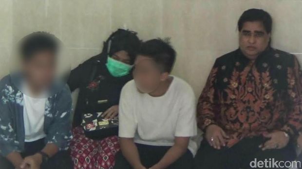 Dimas Kanjeng bertemu istri dan anaknya/