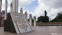 17 Juli 1957 Pemantjangan Tiang Pertama Kota Palangka Raya Ibu Kota Propinsi Kalimantan Tengah Oleh: P.M.J Presiden RI Dr. Ir. Soekarno, begitu bunyi tulisan yang tertera di monumen tersebut. Foto: Monumen Soekarno di Palangka Raya (Noval-detikcom)