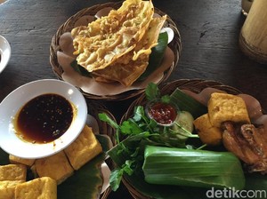 Warung Taru: Kenyang Mantap! Nasi Timbel Ayam Ditemani Krenyes Gurih Bala-bala