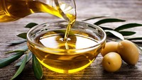Minyak zaitun merupakan sumber vitamin E yang baik untuk sistem kekebalan tubuh. Konsumsi oleuropein, polifenol yang ditemukan pada buah zaitun, juga dapat mencegah keropos tulang. Foto: iStock