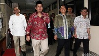 Anggota Pansus Hak Angket KPK masuk ke ruang pertemuan.