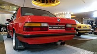 Generasi kedua (1981-1987) lewat model BMW E28. Generasi kedua ini memiliki pilihan mesin 4 silinder dan 6 silinder. Generasi kedua ini juga menjadi generasi pertama yang mengadopsi sistem anti-lock brake system (ABS). Foto: Rendi Herdiansyah