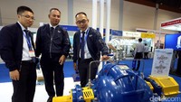 Presiden Direktur PT Kenflo Pump Indonesia, Liu Zhijian, bersama Direktur Operasional PT Kenflo Pump Indonesia, Prayudi berbincang di booth Kenflo Pump, dalam ajang Indo Water 2017 Expo & Forum yang berlangsung di Jakarta Convention Center, Senayan, Jakarta, Kamis  (12/07/2017).