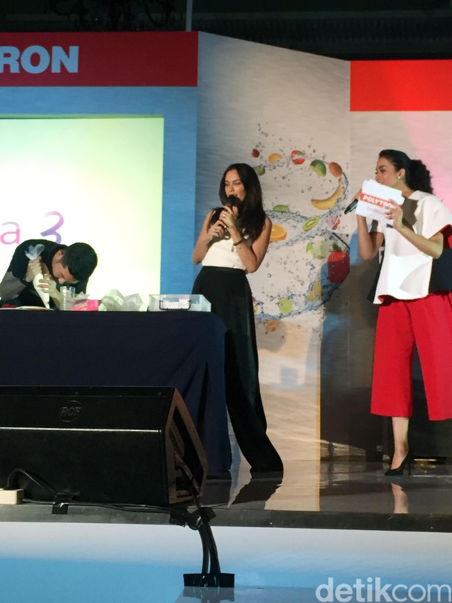 Di acara itu, Sophia tampil sexy chic dalam balutan sleeveless top putih dengan high-waist wide pants hitam. Foto: Daniel Ngantung/Wolipop