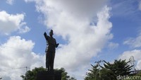 Tempat Sukarno menancapkan tiang tersebut kini menjadi monumen yang berlokasi di Jalan S Parman, Palangka Raya. Di samping monumen, berdiri tegak patung Sukarno. Foto: Monumen Soekarno di Palangka Raya (Noval-detikcom)