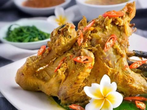 Ayam berempah yang disajikan dengan santan.