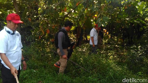 Polisi bawa 2 tersangka pembacokan ahli IT Hermansyah ke Tol Jagorawi untuk cari barang bukti