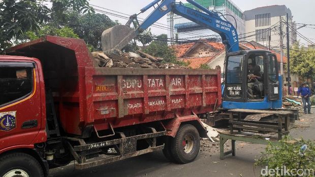 Penertiban bangunan oleh Sudin UMKM Jakpus di Pasar Baru