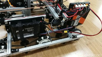 Lalu yang keempat, Ball Identificator berfungsi untuk mengidentifikasi warna bola. Kelima, Separtor bertugas memisahkan warna bola biru atau orange. Keenam, Depositor untuk menembak bola ke wadah yang sesuai untuk masing-masing warna. Foto: detikINET/Muhammad Alif Goenawan