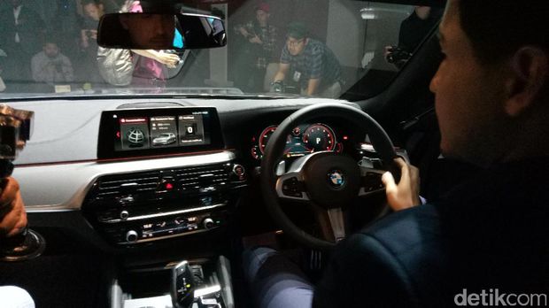 Hamish Daud duduk di mobil Seri 5