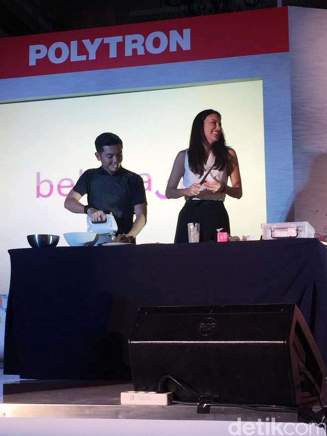 Hadir pula Nicky Tirta, aktor yang kini banting setir sebagai chef. Ia unjuk kebolehan membuat cheese-cake berbahan buah-buahan segar. Foto: Daniel Ngantung/Wolipop