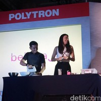 Hadir pula Nicky Tirta, aktor yang kini banting setir sebagai chef. Ia unjuk kebolehan membuat cheese-cake berbahan buah-buahan segar. Foto: Daniel Ngantung/Wolipop