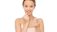 Salah satu masalah jika terlalu lama berada di tengah cuaca panas adalah terjadinya diskolorasi bibir karena bibir yang kering dan pecah-pecah. Lip balm atau pelembab alami lainnya seperti minyak zaitun dapat anda gunakan. (Foto: Thinkstock)