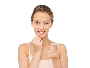 9 Cara Mencerahkan Warna Bibir Gelap dengan Bahan Alami