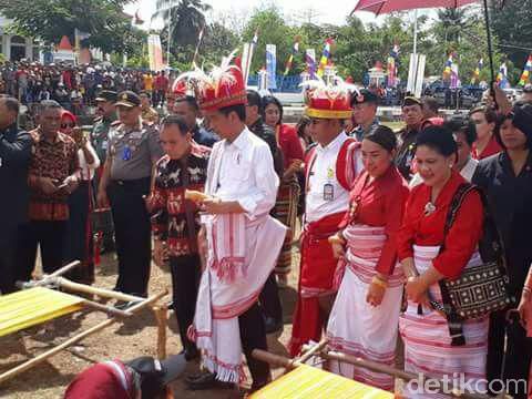 Datang ke Sumba, Jokowi Kepincut Sandelwood dan Kain Tenun Ikat Datang ke Sumba, Jokowi Kepincut Sandelwood dan Kain Tenun Ikat