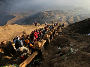 Ribuan Wisatawan Ikut Meriahkan Ritual Yadnya Kasada 2017 di Bromo