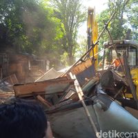 Masuk Zona Merah, Puluhan Lapak PKL di Bandung Dibongkar