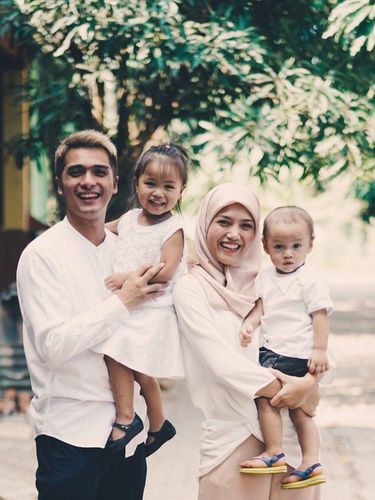 Ini yang Bikin Istri Ricky Harun Hijrah dengan Mantap Berhijab