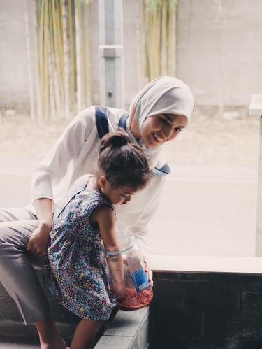 Foto: Inspirasi Gaya Hijab Istri Ricky Harun untuk Kamu yang Baru Berjilbab