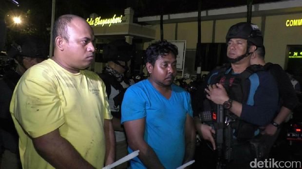 Laurens mengenakan kaus biru dan Edwin berkaus kuning.