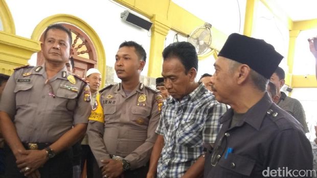Seorang Pencuri Sepatu di Masjid Dikenakan Sanksi Adat Aceh