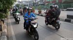Tidak Takut Bahaya, Pemotor Nekat Melawan Arus